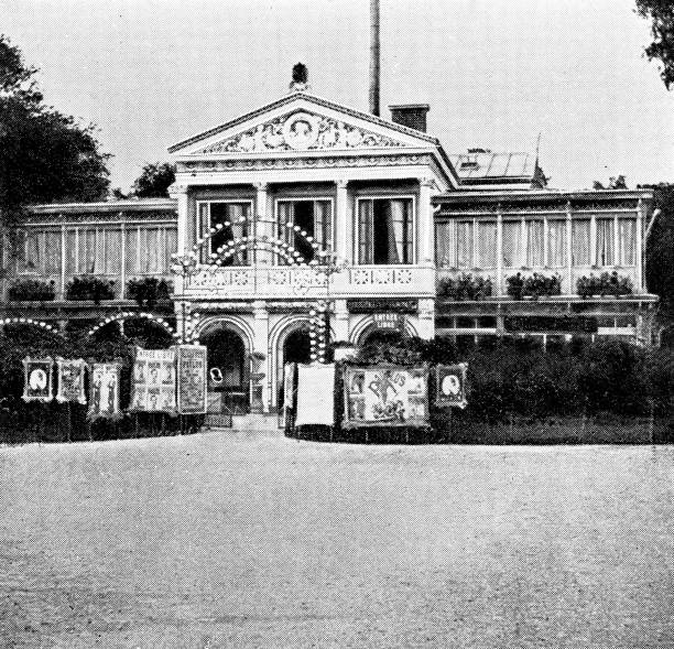 Alcazar d'Été café singing in Paris, France. Vintage etching circa mid 19th century.
